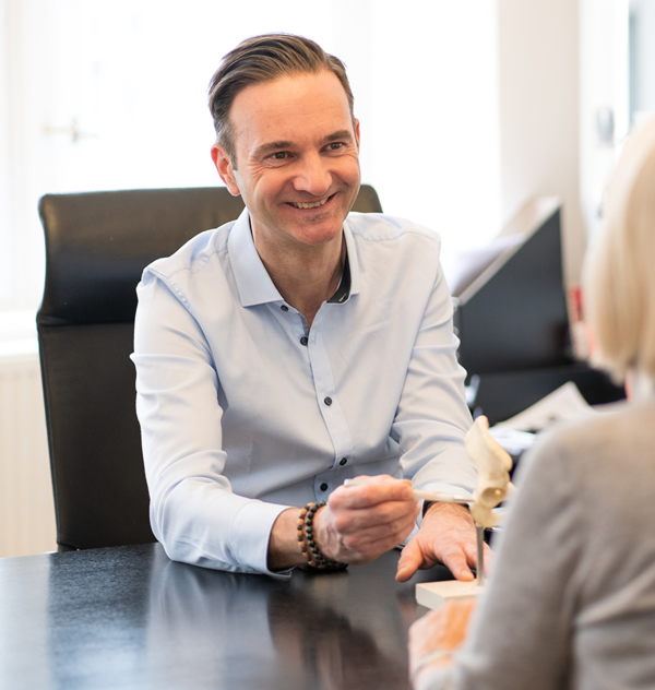 Beratung einer Patientin durch Dr. Gregor Pittl